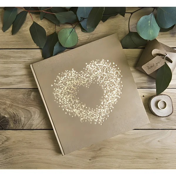 Libro de firmas kraft con dibujo corazón dorado