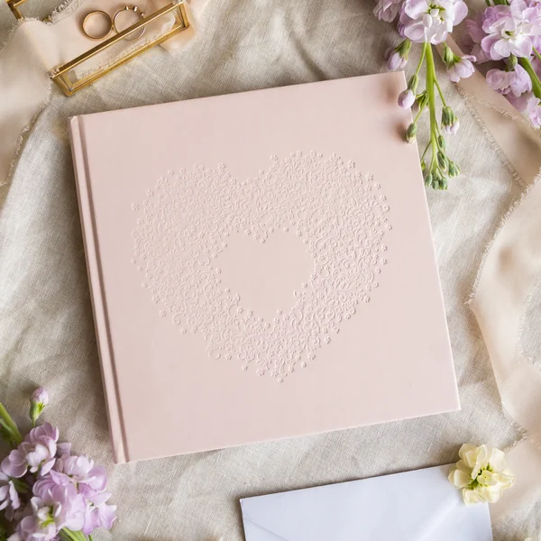 Libro de firmas rosa claro con corazón grabado